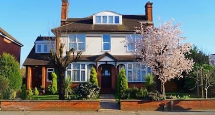 Ricky Road Guest House - Budget