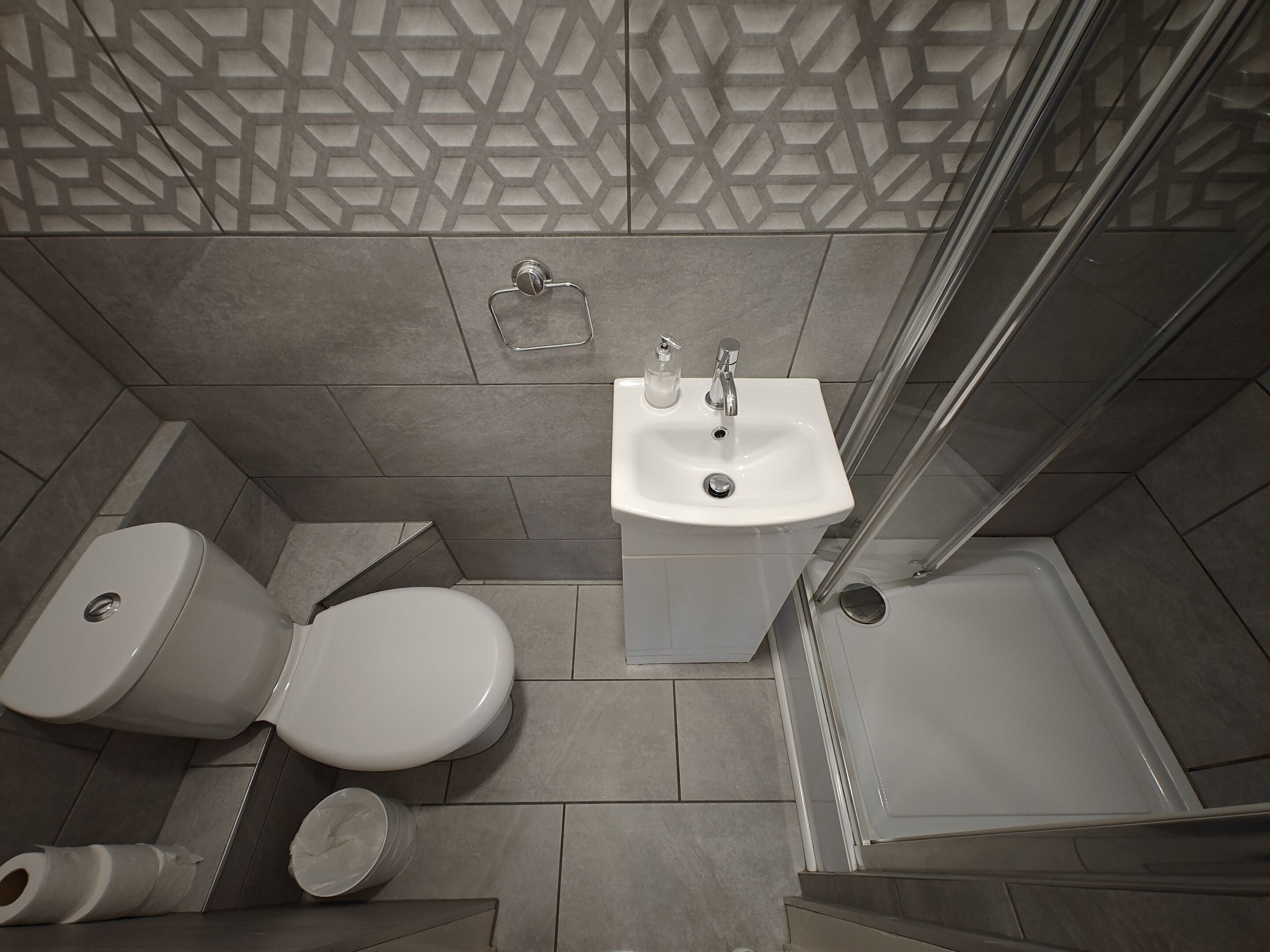 Une salle de bain moderne équipée de toilettes, d’un bidet et d’une douche.
