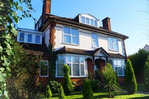 Exterior - Ricky Road Guest House (Watford)