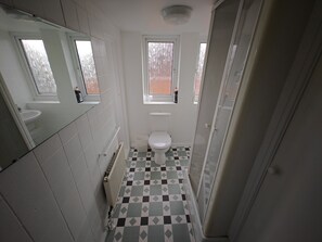 Shower, free toiletries, hair dryer, towels - Ricky Road Guest House (Watford)