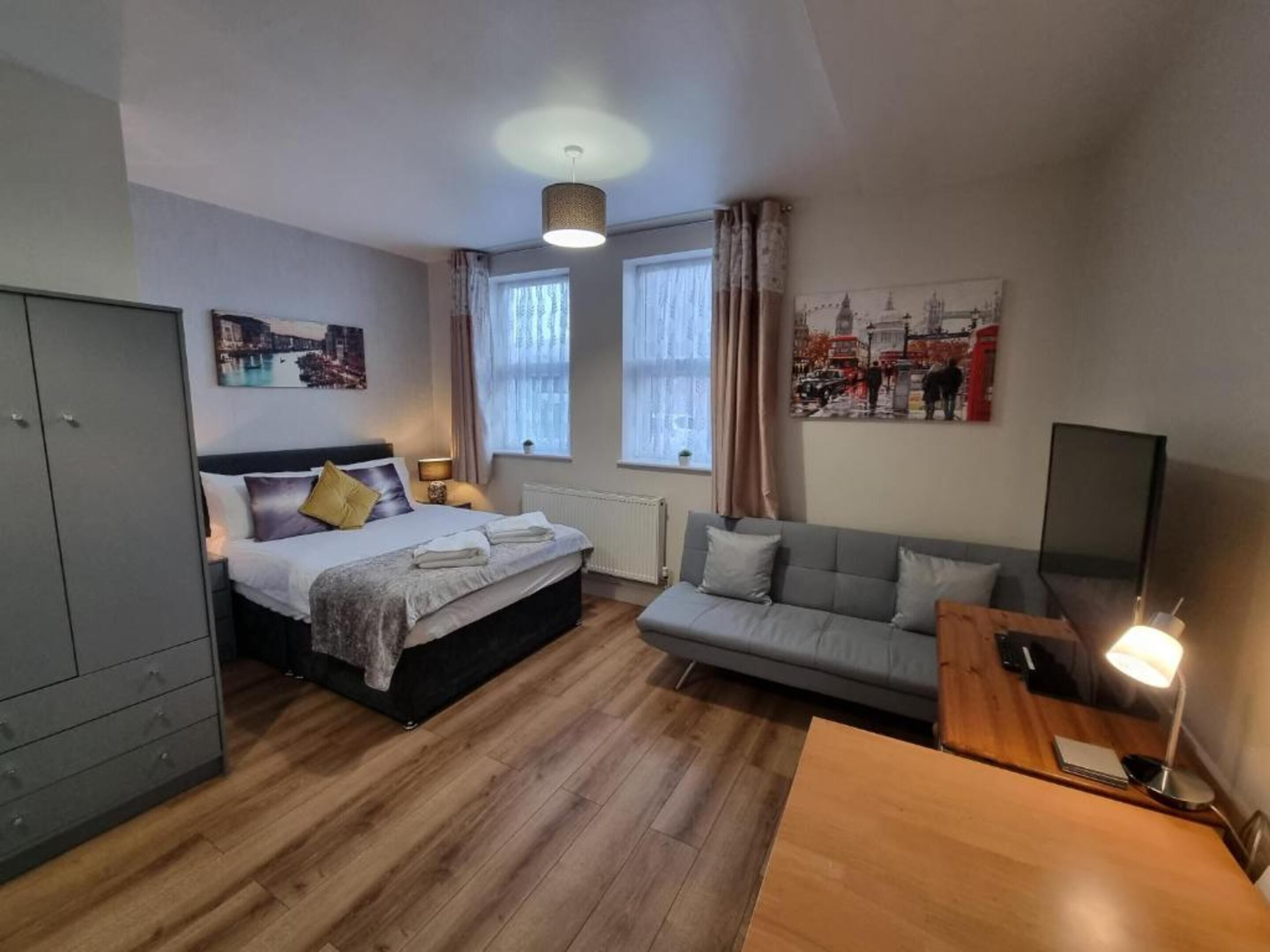 Deluxe-Suite, 1 Doppelbett | Schreibtisch, Bügeleisen/Bügelbrett, kostenloses WLAN, Bettwäsche