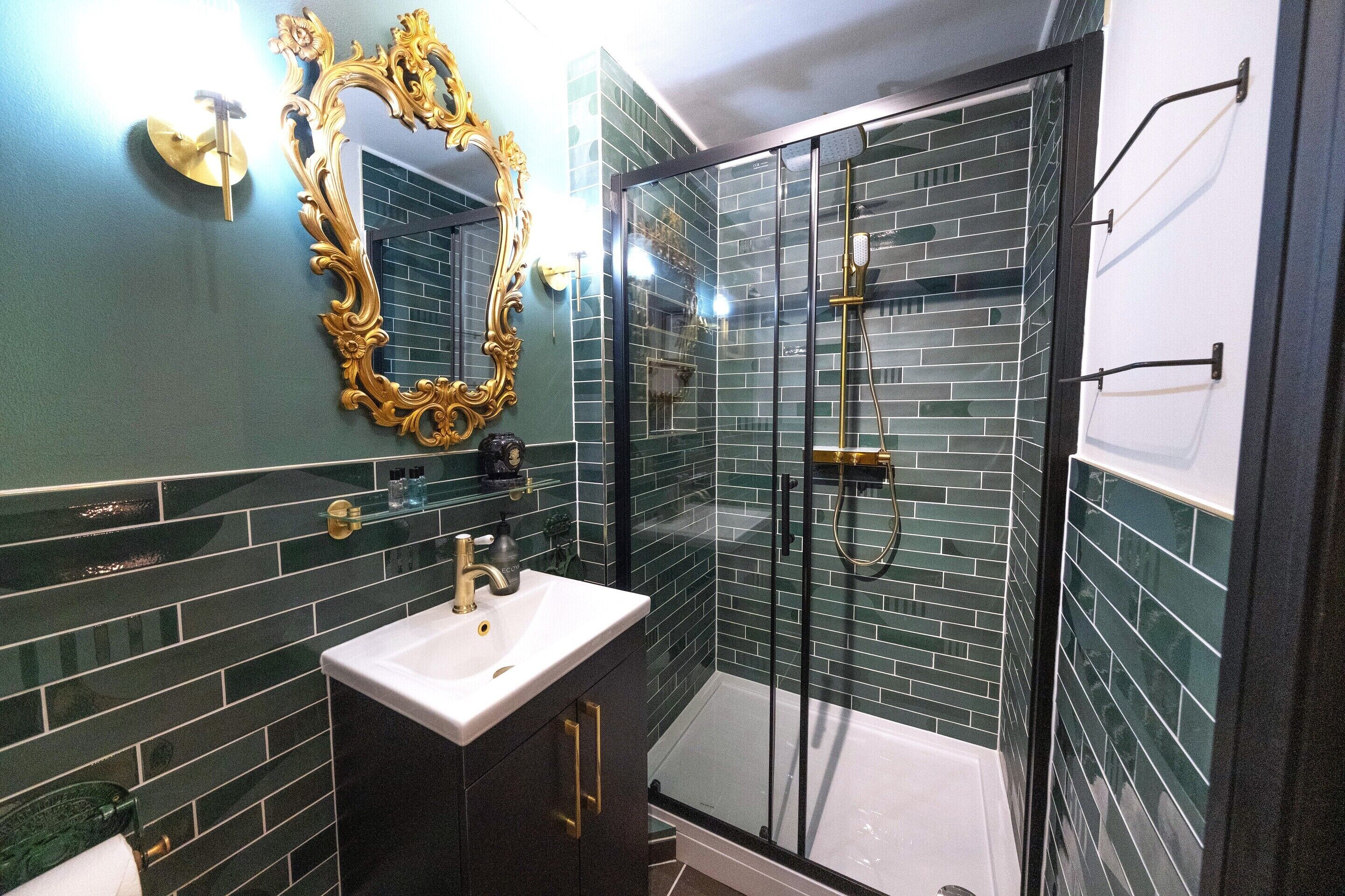 Exclusive Studio, Ensuite (Serpent Studio Room ) | Bathroom | Shower, free toiletries, hair dryer, towels