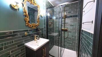 Exclusive Studio, Ensuite (Serpent Studio Room ) | Bathroom | Shower, free toiletries, hair dryer, towels