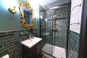 Exclusive Studio, Ensuite (Serpent Studio Room ) | Bathroom | Shower, free toiletries, hair dryer, towels