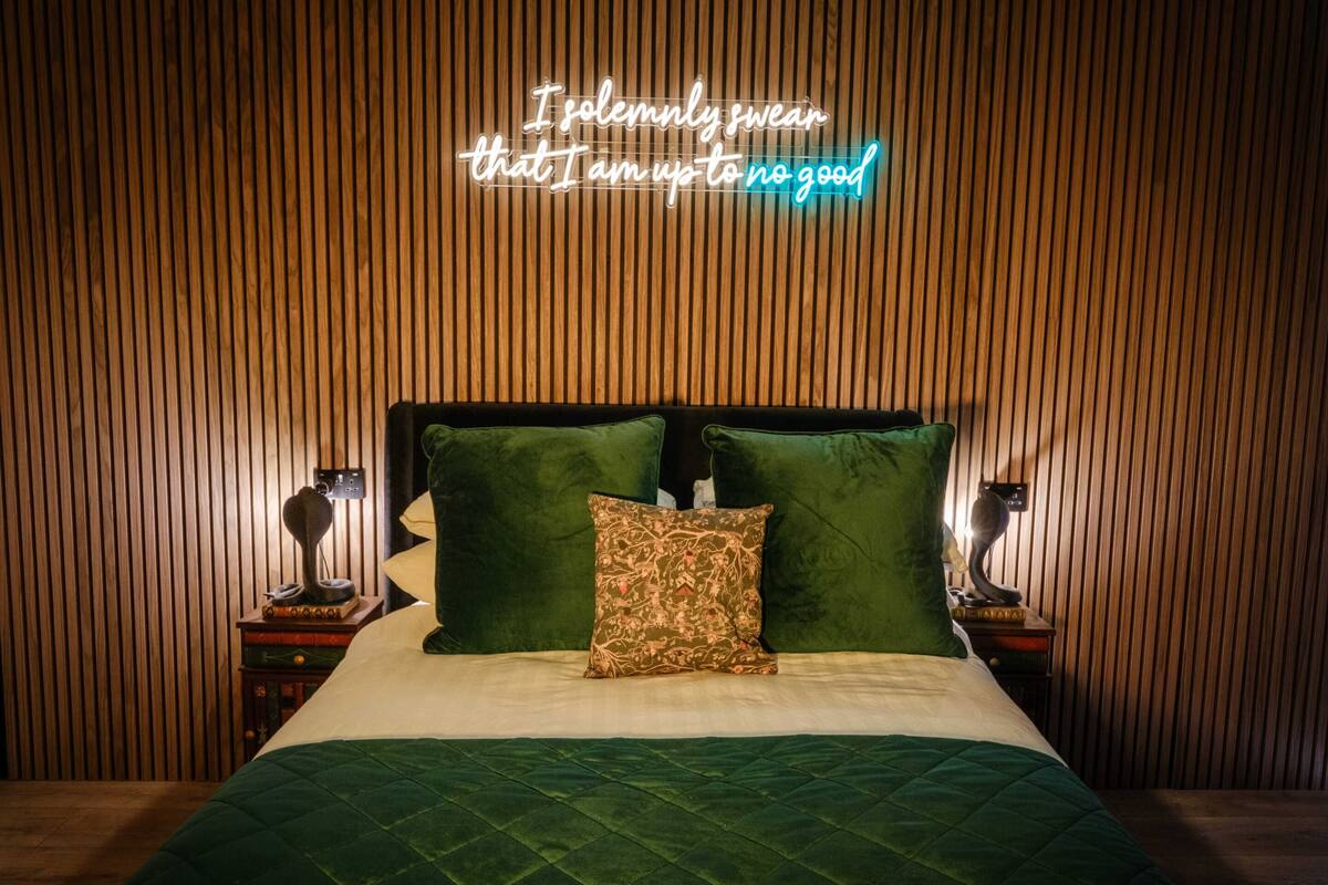 Exclusive Studio, Ensuite (Serpent Studio Room ) | Desk, iron/ironing board, free WiFi, bed sheets