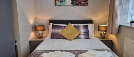 Deluxe Studio, Ensuite (Deluxe Double Studio ) | Desk, iron/ironing board, free WiFi, bed sheets