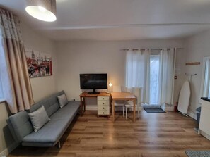 Skrivebord, strykejern/-brett, wi-fi (inkludert) og sengetøy