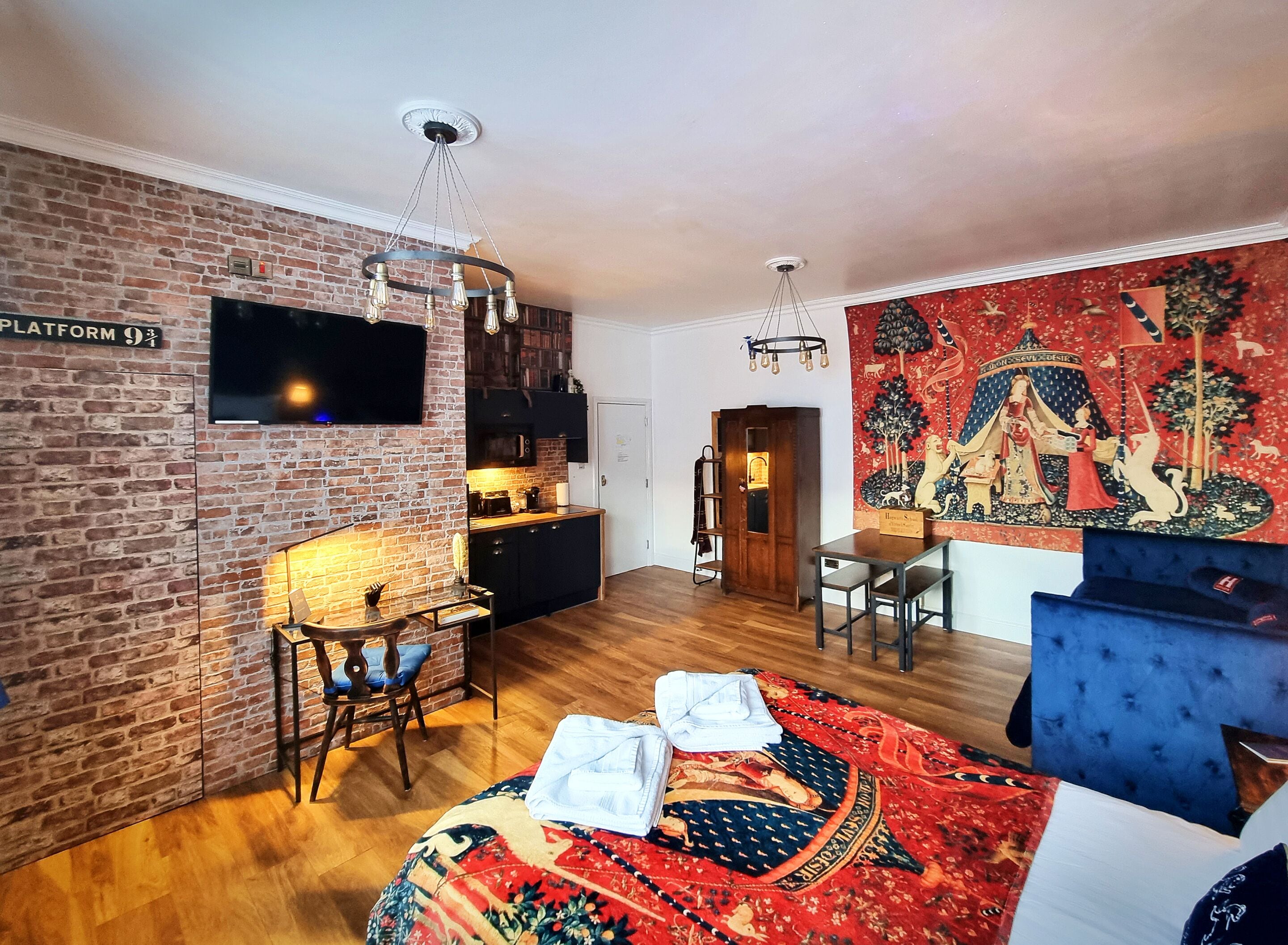 Exclusive Studio, Ensuite (Wizarding Studio Room) | Desk, iron/ironing board, free WiFi, bed sheets