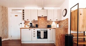 Superior Studio, Ensuite (Superior Family Studio) | Interior - Ricky Road Guest House (Watford)