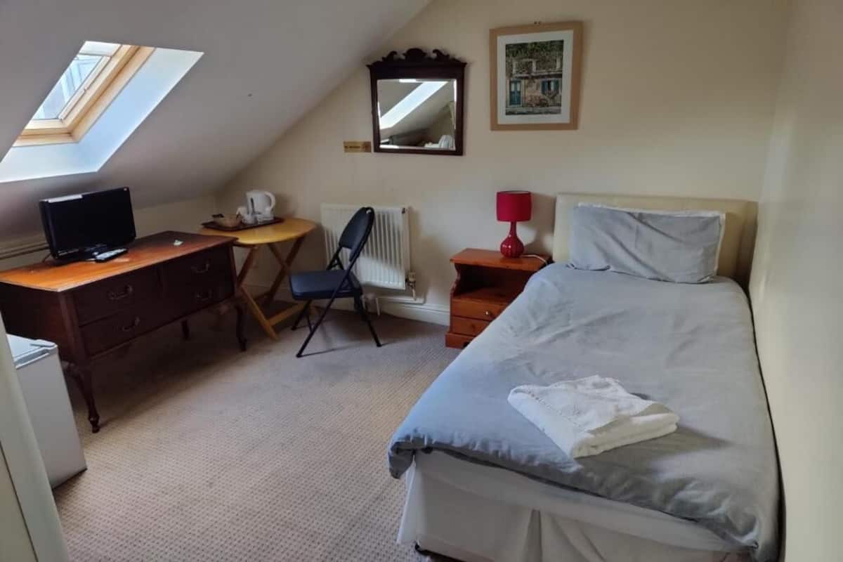 Basic Single Room, Shared Bathroom | Desk, iron/ironing board, free WiFi, bed sheets