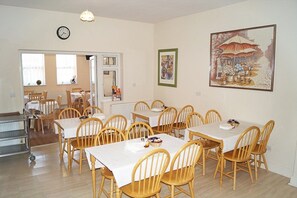 Free daily continental breakfast 