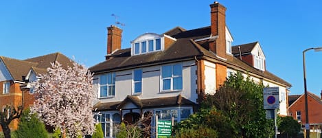 Vista frontal de la propiedad