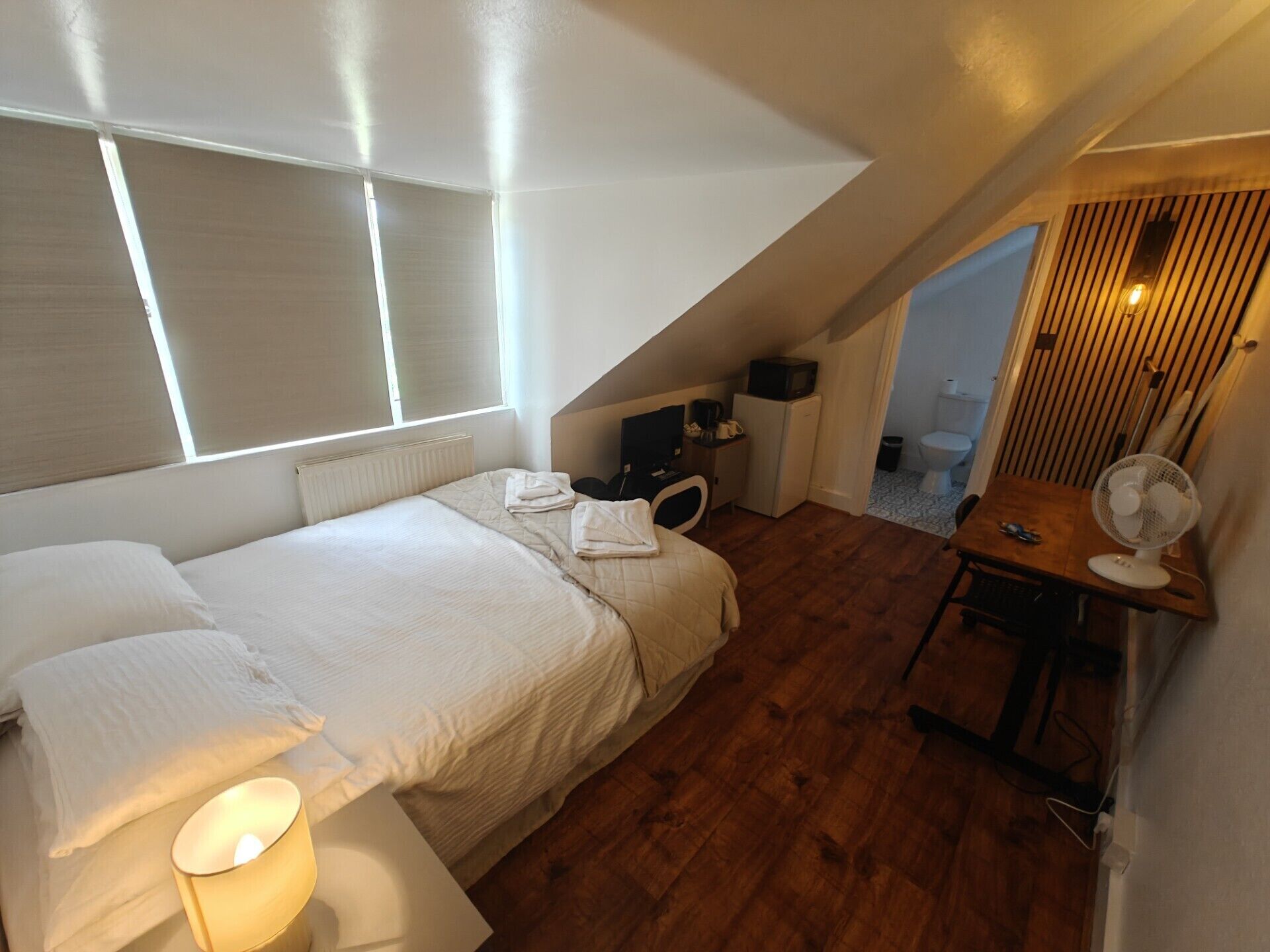 Escritorio, tabla de planchar con plancha, wifi gratis y ropa de cama 