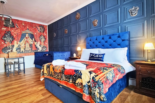 Monolocale Exclusive, bagno in camera (Wizarding Studio Room) | Una scrivania, ferro/asse da stiro, Wi-Fi gratuito, lenzuola