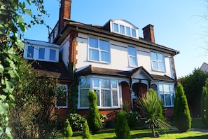 Front of property - Ricky Road Guest House - Premium (Watford)