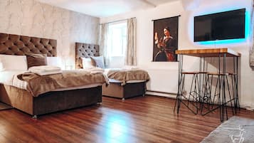 Superior Family of 5 Room | Desk, iron/ironing board, free WiFi, bed sheets