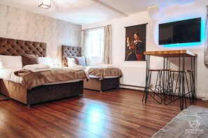 Superior-Doppelzimmer, Mehrere Betten | Schreibtisch, Bügeleisen/Bügelbrett, kostenloses WLAN, Bettwäsche