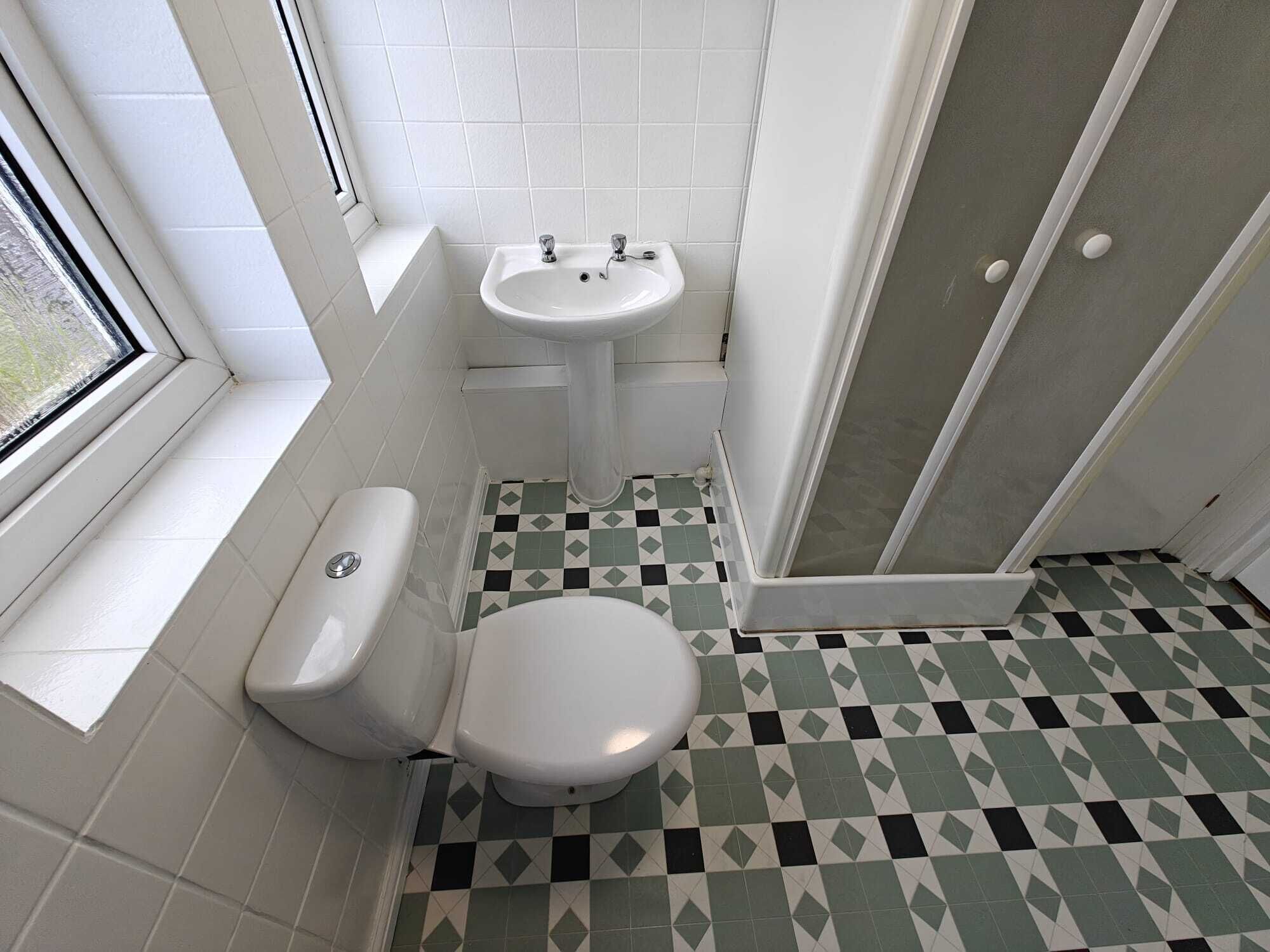 Ducha, artículos de tocador gratuitos, secador de pelo, toallas