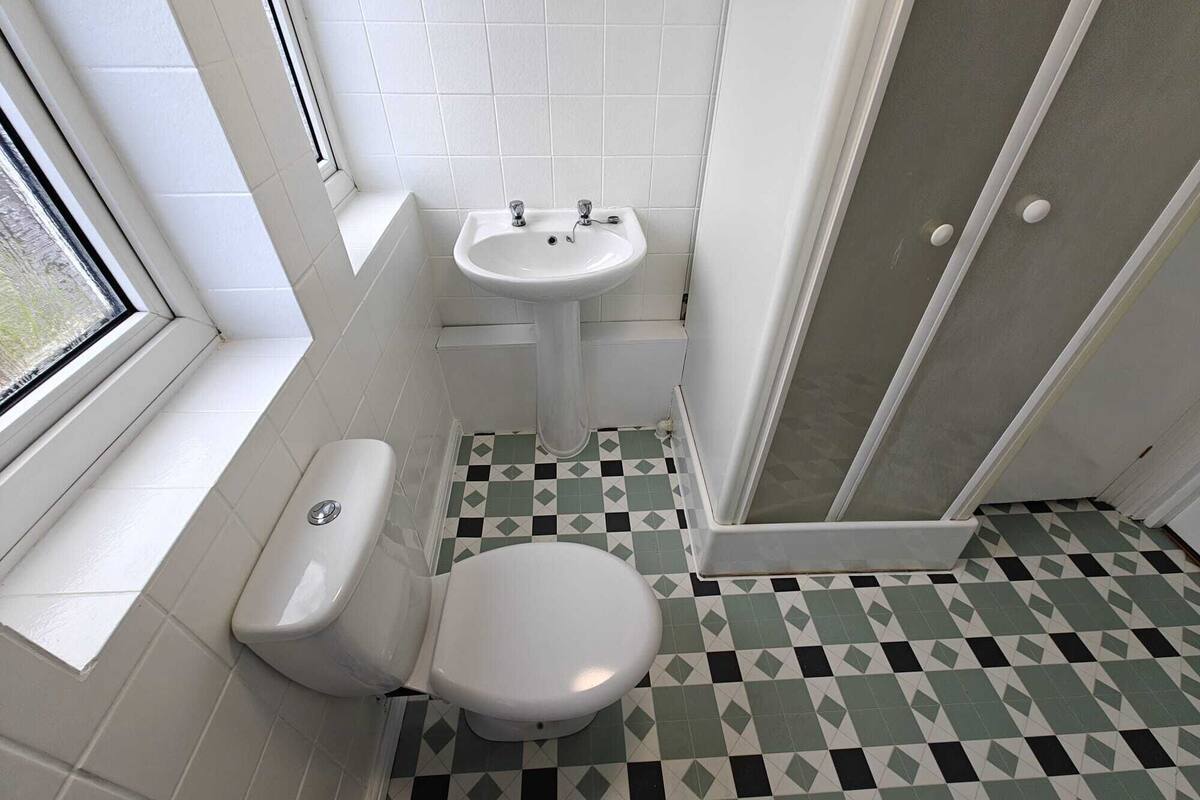 Ducha, artículos de tocador gratuitos, secador de pelo, toallas