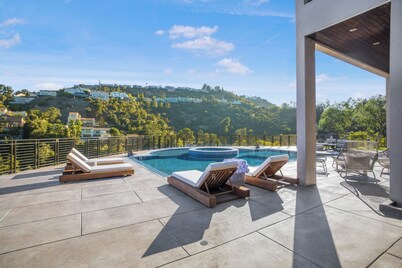 Zorada - Private Hollywood Hills Luxury With Endless Amenities and City Views