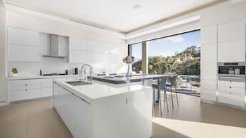 Casa, varias camas, acceso a la alberca, vista a la alberca (Zorada) | Cocina privada | Refrigerador, microondas, horno y parrilla de estufa