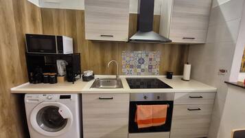 KĂŒhlschrank, Mikrowelle, Ofen, Herdplatte