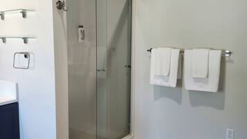 Regadera, secadora de cabello, toallas, jabón