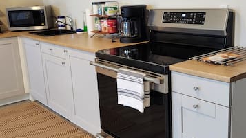 Een koelkast, een magnetron, een oven, een kookplaat