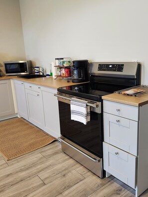 Jääkaappi, mikroaaltouuni, uuni, liesi