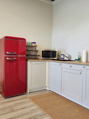 Fridge, microwave, oven, stovetop - Modern apartment overlooking historic downtown Elloree, SC. (Elloree)