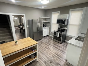 Microwave, oven, stovetop, dishwasher - Luxurious 2-bedroom house with WiFi, AC in enchanting Columbus (Columbus)