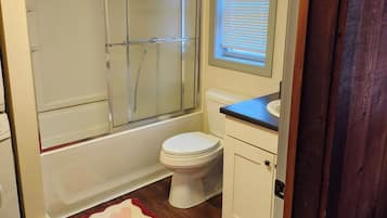 Séchoir à cheveux, serviettes fournies, savon, papier de toilette