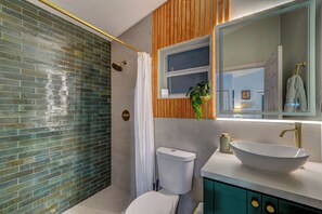 Een douche, een haardroger, handdoeken, zeep