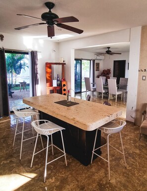 别墅, 花园景观 | 私人厨房 | 大冰箱、微波炉、厨具/餐具