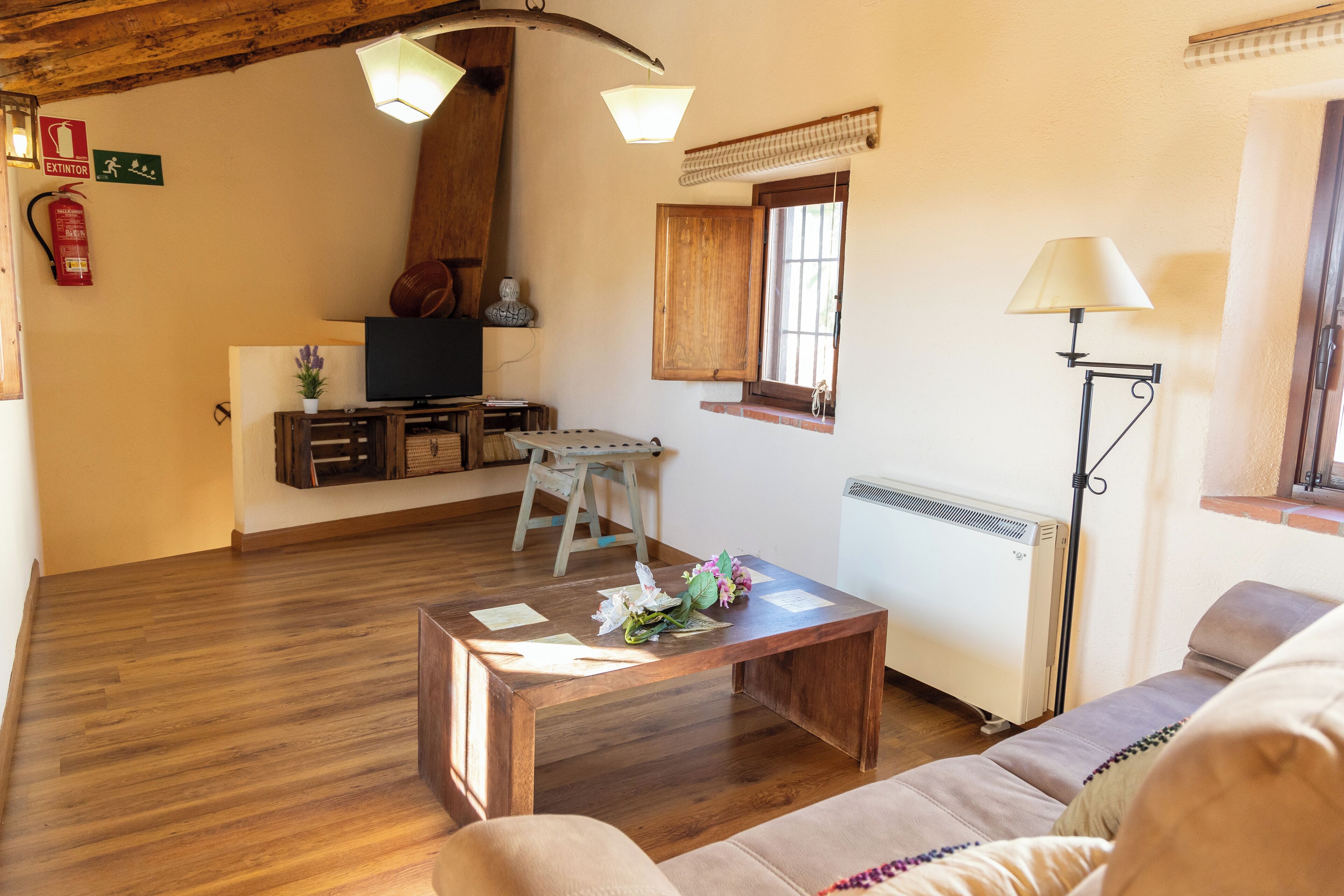 Huis, terras, uitzicht op bergen | Woonruimte | Een 42-inch ledtelevisie met digitale zenders