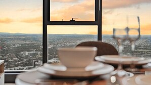 Dining - Amazing Views |Cosy 2B2B Next to RMIT & Vic Market (Melbourne)