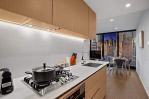 Geladeira, micro-ondas, fogão, cooktop