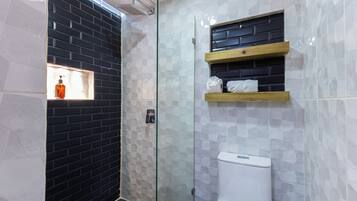 Chambre Quadruple Familiale, vue jardin | Salle de bain | SĂšche-cheveux, serviettes fournies, savon, shampoing