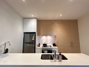 Micro-ondes, four, plaque de cuisson, lave-vaisselle