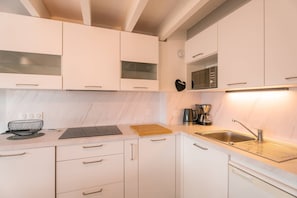 Kühlschrank, Mikrowelle, Geschirrspüler, Toaster