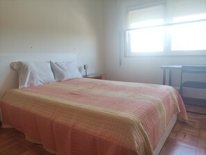4 chambres, bureau, fer et planche Ă repasser, accĂšs au Wi-Fi (inclus)
