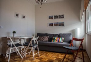 Smart TV, books - Combatentes Apartment (Porto)