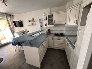 Réfrigérateur, micro-ondes, four, plaque de cuisson