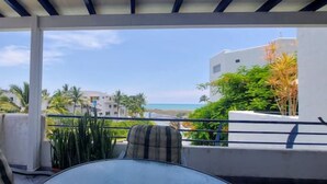 A balcony with a view of the beach and palm trees. - Waterfront retreat in Casablanca (Same)