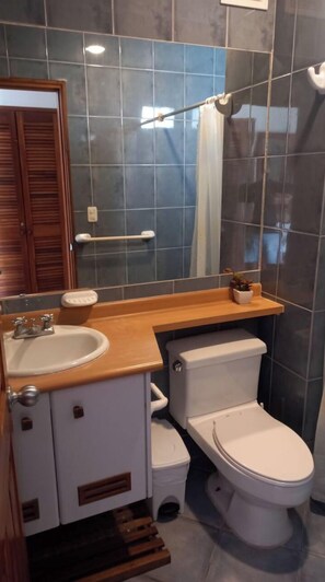 Douche, serviettes fournies, savon, papier toilette