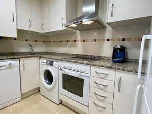 Een koelkast, een microgolfoven, een oven, een kookplaat