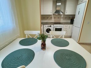 Frigorífico, microondas, horno y placa de cocina