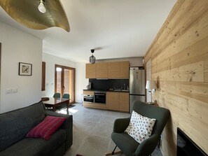 TV - Modern apartment for 4 with south terrace (Cohennoz)
