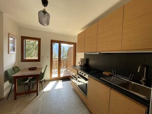 Réfrigérateur, micro-ondes, lave-vaisselle, cafetiÚre/bouilloire