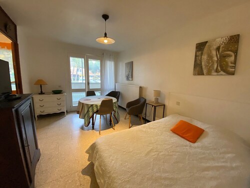T1 Apartment in Balaruc, pets allowed, private parking